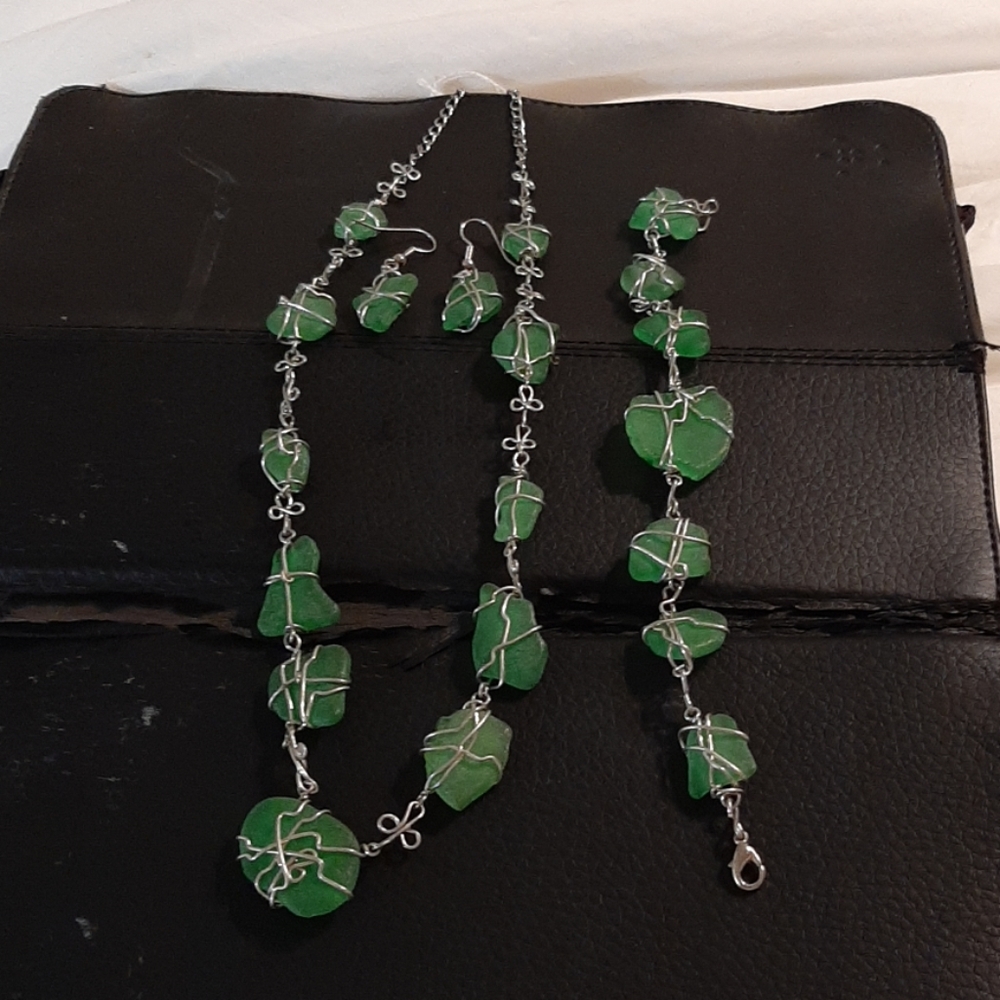 Necklace earrings bracelet